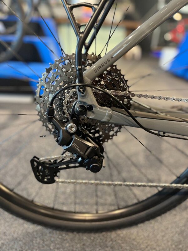 Specialized Sirrus X 3.0 EQ Heren Ashen Grey/ Black Liquid Metal L 2025 - Afbeelding 3
