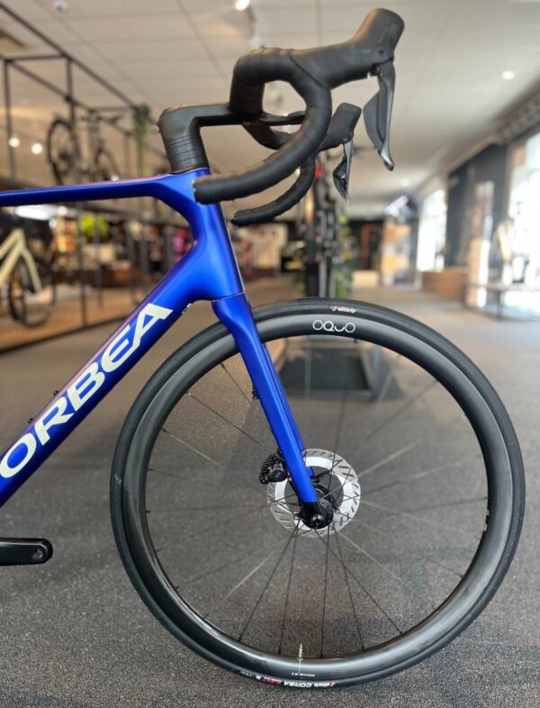 ORBEA ORCA M20iTEAM Heren Cobalt Blue/ Carbon Raw 57cm 2026 - Afbeelding 2