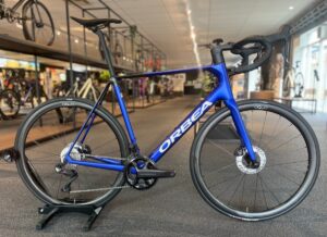 ORBEA ORCA M20iTEAM Heren Cobalt Blue/ Carbon Raw 57cm 2026